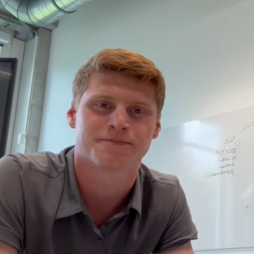Dennis Profiel Dennis van Eerd deelt verhalen van studenten over studies in een video over de opleiding Technische Bedrijfskunde.