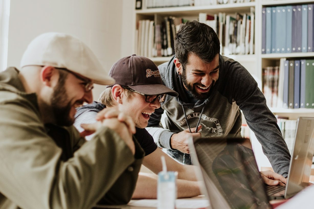 Groep jonge mensen Studenten delen verhalen over studies in video’s voor middelbare scholieren
