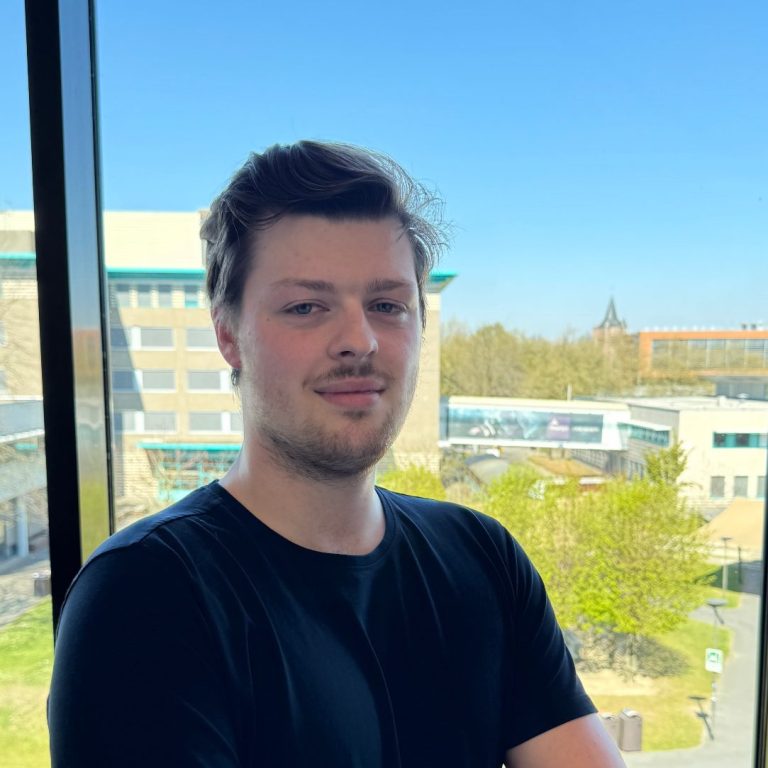 Bram Verkuijlen, 4e-jaars ICT-student (Software) aan Fontys Hogescholen, deelt zijn ervaringen in videos