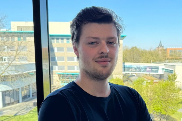 Bram Verkuijlen, 4e-jaars ICT-student (Software) aan Fontys Hogescholen. Beeld bij video’s waarin hij zijn studie-ervaringen deelt.
